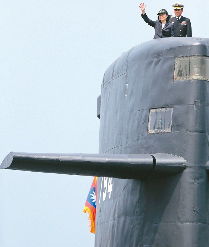 二○一七年三月，蔡英文總統（左）主持潛艦國造簽約儀式，宣示啟動潛艦國造。本報資料照片