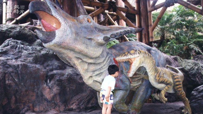 圖說：六福村推出的侏羅紀恐龍吸引小朋友流連忘返，尤其迅猛龍攻擊的畫面，讓小朋友看呆了。來源：聯合報。攝影：彭芸芳。日期：1997/07/31
