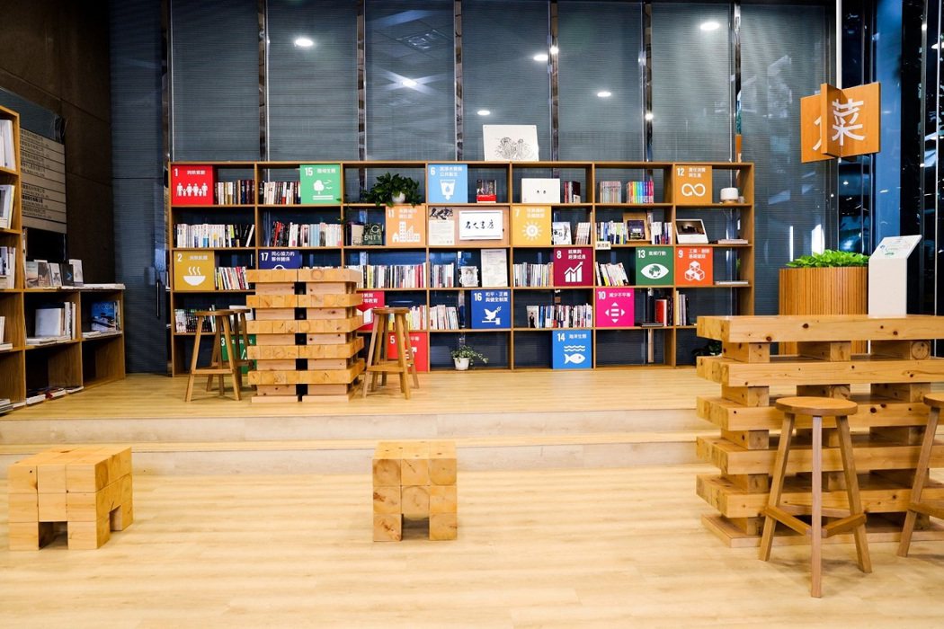 冠德大樓大廳設置微型圖書館，傳遞對應聯合國SDGs的永續價值。