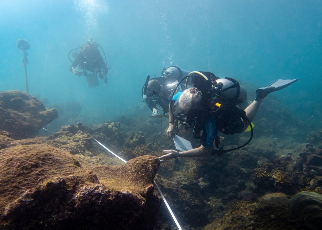 INNOCEANA的潛水隊在卡奧島工作，努力提高對此地區的科學認識。圖／勞力士 ...