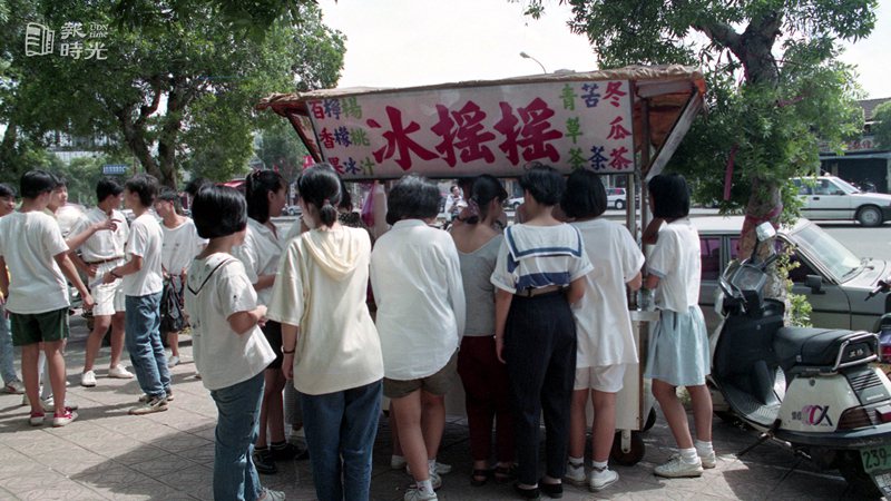 圖說：四萬餘名參加台北市公立高職聯招的考生，廿八日順利完成首日考試。來源：聯合報。攝影：陳炳坤。日期：1990/7/28
