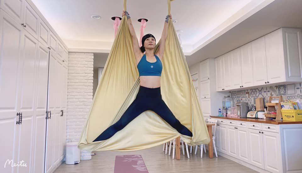 方文琳挑戰空中瑜珈。圖／擷自臉書