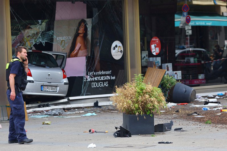 德國警方說，柏林西區一條人潮熙來攘往的購物大街今天發生汽車衝入人群事件，造成至少1人死亡，10多人受傷，其中5人性命垂危。 路透社