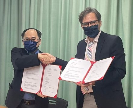  WELLO 駐台灣代表 Vincent Pradier（右）與國立海洋大學海洋能系統中心主任林鎮洲博士簽訂合作備忘錄，在基隆近海測試波浪能轉換器發電效能。WELLO台灣代理商／提供