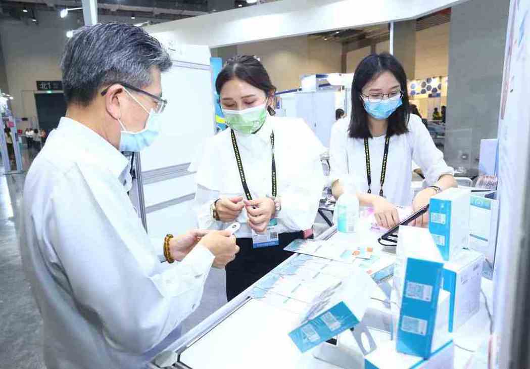 台灣國際醫療暨健康照護展，指標醫材廠商展示創新醫材，助攻產業發展，圖為2021年...