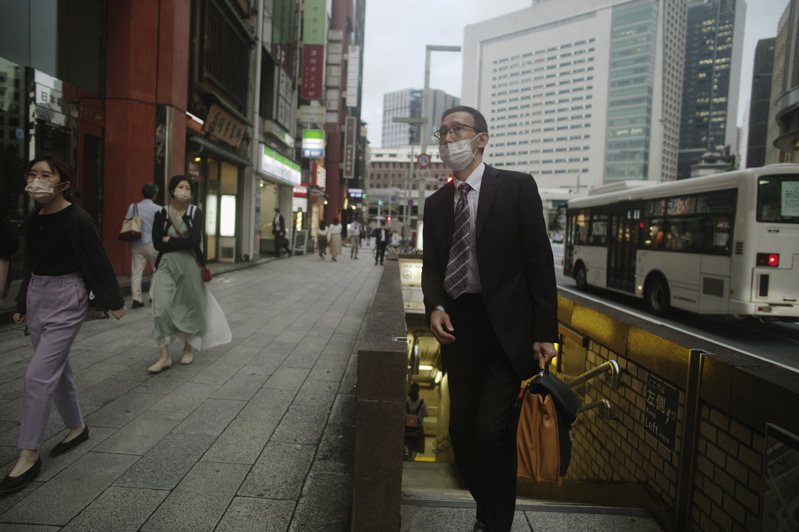 日本東京疫情持續降溫，單日新增連續26天低於上週同日。 美聯社