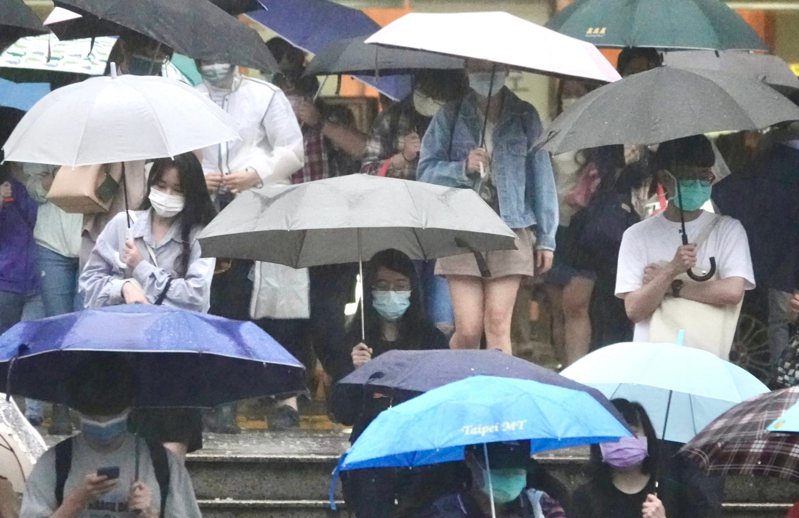 今天台灣天氣和昨天類似，持續受到梅雨鋒面滯留影響，全台灣都有陣雨或雷雨，其中以西半部的雨勢較明顯。本報資料照片