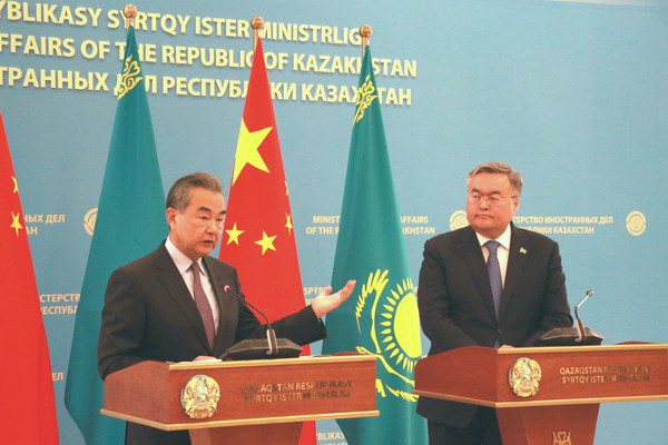 大陸外長王毅（左）在哈薩克宣布北京將跟中亞五國領導人建立元首會晤機制。（圖／取自大陸外交部官網）