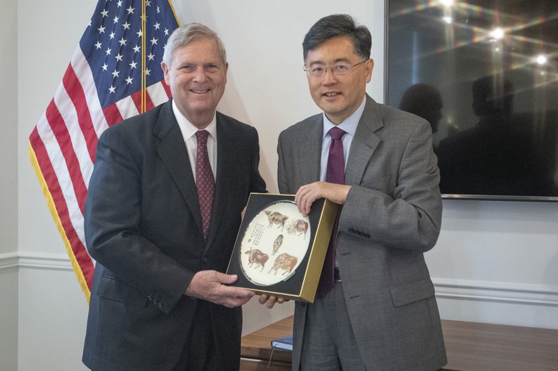 大陸駐美大使秦剛（右）與美國農業部長威薩克（左）雙雙釋出會面的消息。（圖／取自Twitter@AmbQinGang）