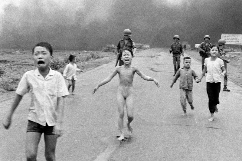 1972年6月8日，美聯社記者黃幼公拍下一個全身赤裸的小女孩在街上狂奔的照片，上了全球各大報的頭版，後來獲得普立茲獎，也成為越戰最著名的象徵之一。美聯社