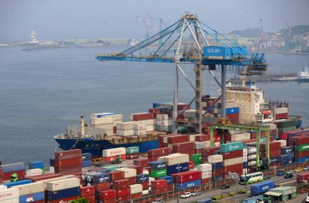 香港10月份出口連續第六個月下滑。（本報系資料庫）