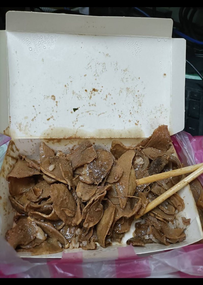 一位台南民眾用餐時發現，他點的麻油炒羊肉裡薑比肉還多。
圖擷自Facebook