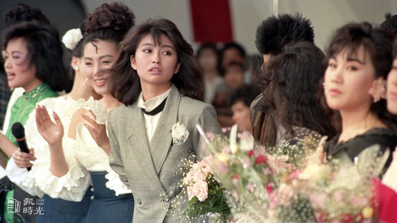 圖說：內政部和新聞局舉辦「走向陽光一一反盜錄演唱會」，廿三日在台北市新公園音樂廣場舉行，女星楊林(中左灰色西裝外套者)等多位影藝人員皆到場參加響應活動。來源：聯合報。攝影：紀國章。日期：1988/10/23

