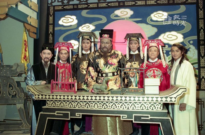 圖說：華視八點檔備檔戲「包青天」正式開鏡，圖為戲中演員范鴻軒(左一)、金超群(中)、何家勁(右一)。日期：1993/02/08。攝影：游輝弘。來源：聯合報
