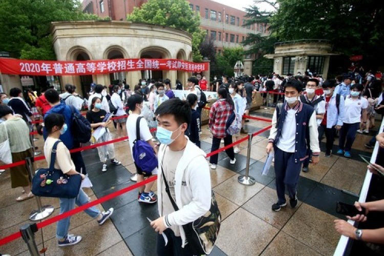 2020年大學聯考上海市西中學考點外學生排隊進場，當年因為疫情等原因，延後到7月舉行。新華社