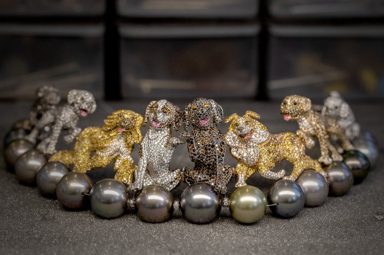 蕭邦Red Carpet系列犬群項鍊，6,432萬8,000元。圖／蕭邦提供