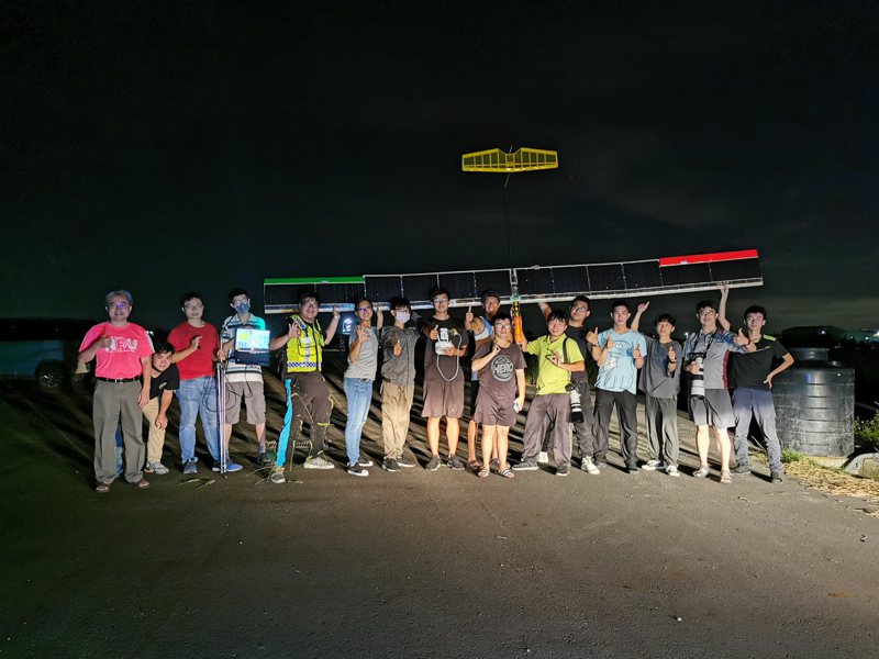 虎科大飛機系團隊師生在本月2日展開太陽能無人機的試飛活動，師生們在凌晨齊聚展開試飛，並同步進行直播，最後該架無人機創下連續飛航21小時49分的全台新紀錄。圖／MoonFlyer太陽能無人機計畫團隊提供