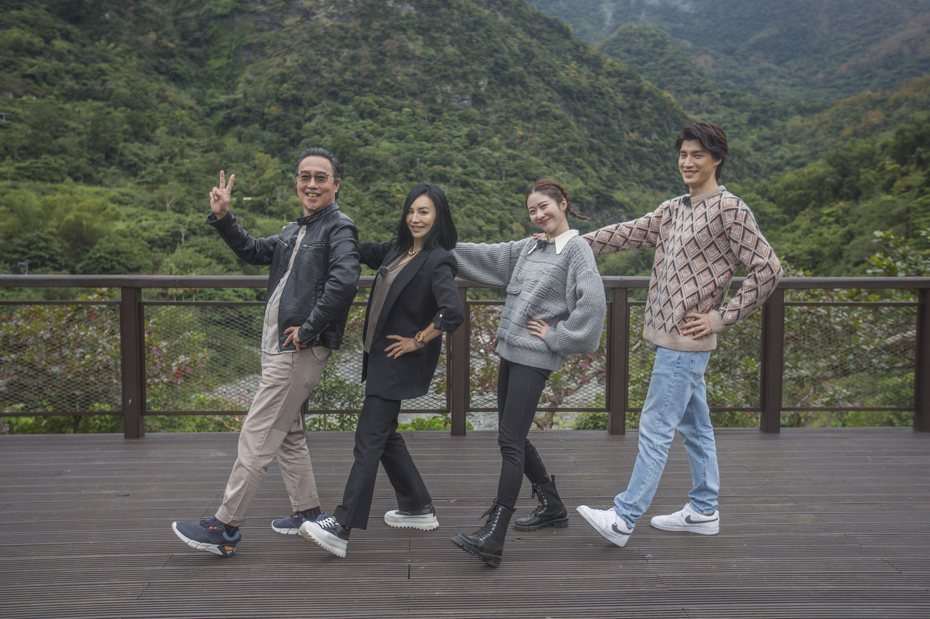 「花甲少年趣旅行」趙樹海（左起）、田麗、張景嵐、羅宏正開心合影。圖／MyVideo提供