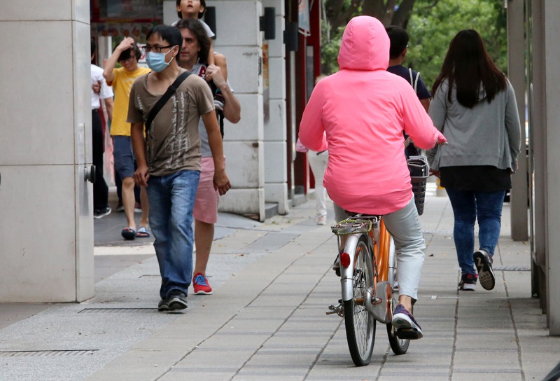 越來越多單車騎士覺得騎在人行道理所當然，造成行人不便。圖／聯合報系資料照片