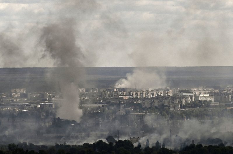 俄烏兩軍在烏東頓巴斯地區爆發激戰，可見到北頓內茨克市因砲擊而升起感激的煙塵。攝於7日。法新社