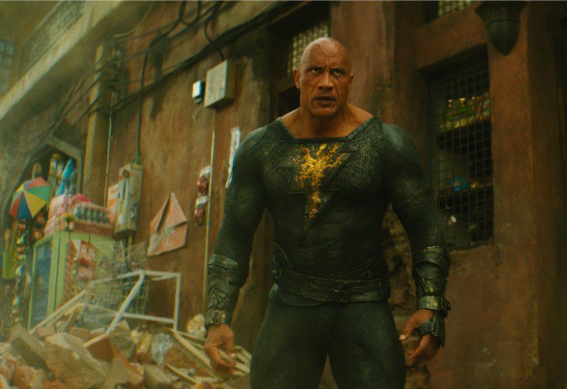 巨石強森首演超級英雄「黑亞當」，預告出爐。圖／華納兄弟提供