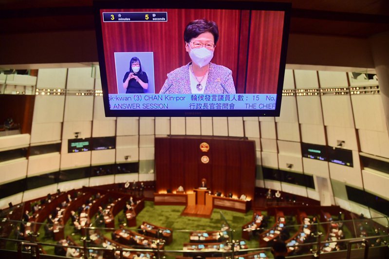 林鄭月娥最後一次以香港特首身分出席立法會答問會。（香港中通社）