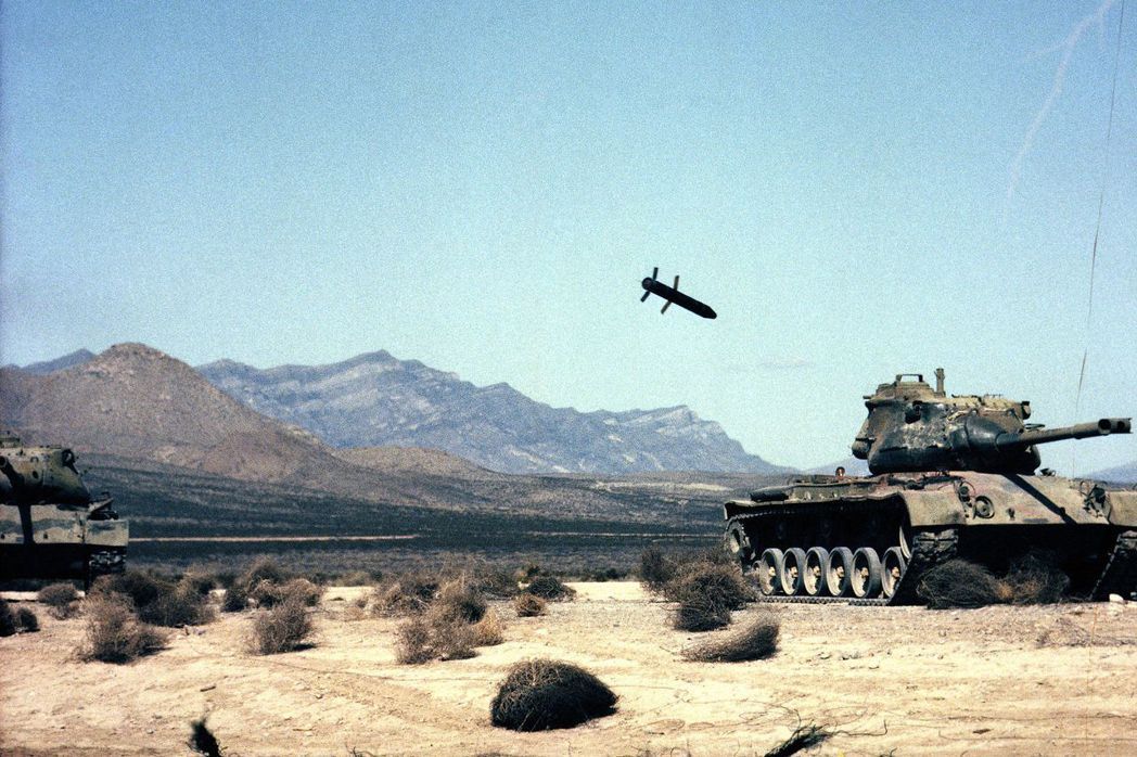 發射後的M712 Copperhead接近作為目標的舊M47 Patton坦克。 圖／維基共享