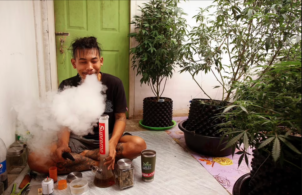 一名大麻愛好者在泰國家中吸食。 圖／歐新社
