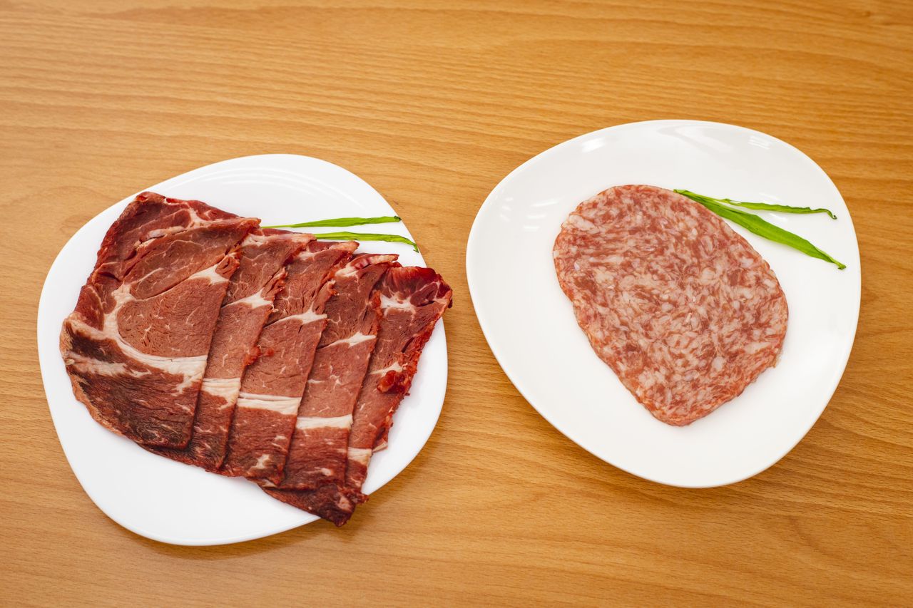 火鍋店、燒烤店裡，常會看到很多和牛、雪花牛、雪花豬等肉品，多數肉品是經過加工的注脂肉（左）或重組肉（右），與真正天然的肉品並不一樣。