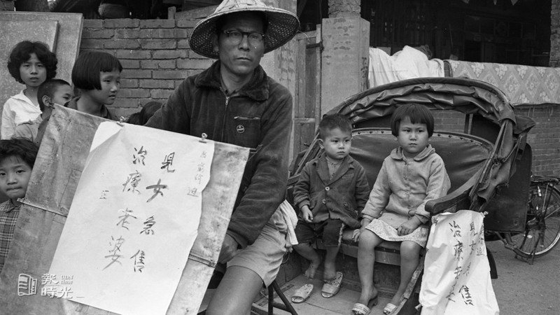 三輪車夫當街賣兒女救妻。日期：1961/04/23。攝影：王萬武。來源：聯合報