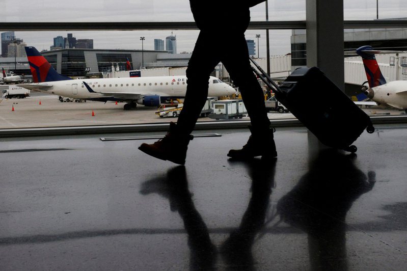美國紐約時報報導，一名高級官員10日表示，美國政府將放寬入境檢查政策，自12日起，搭機前往美國的美國及外國旅客，登機前可不用出示採檢陰性證明。路透社