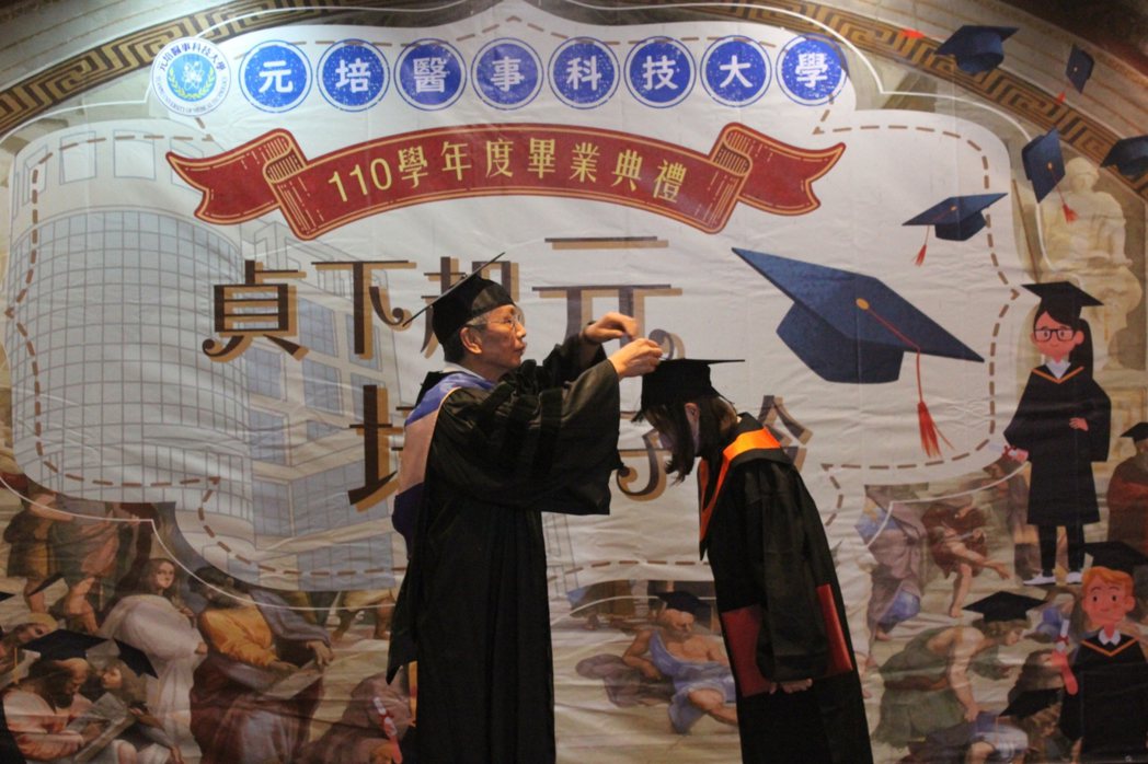 元培110學年畢業典禮由代理校長蔡世傑(左)為畢業生代表撥穗。 元培/提供