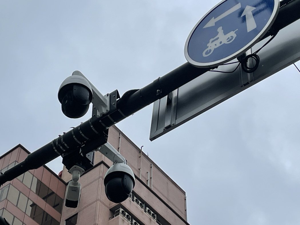 新竹市警察局在北大路與西大路口設置多功能科技執法設備，昨天驗收合格過關，將於7月...
