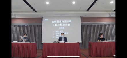 宏碁今日舉行股東會，圖為董事長陳俊聖（中）。 圖/業者提供