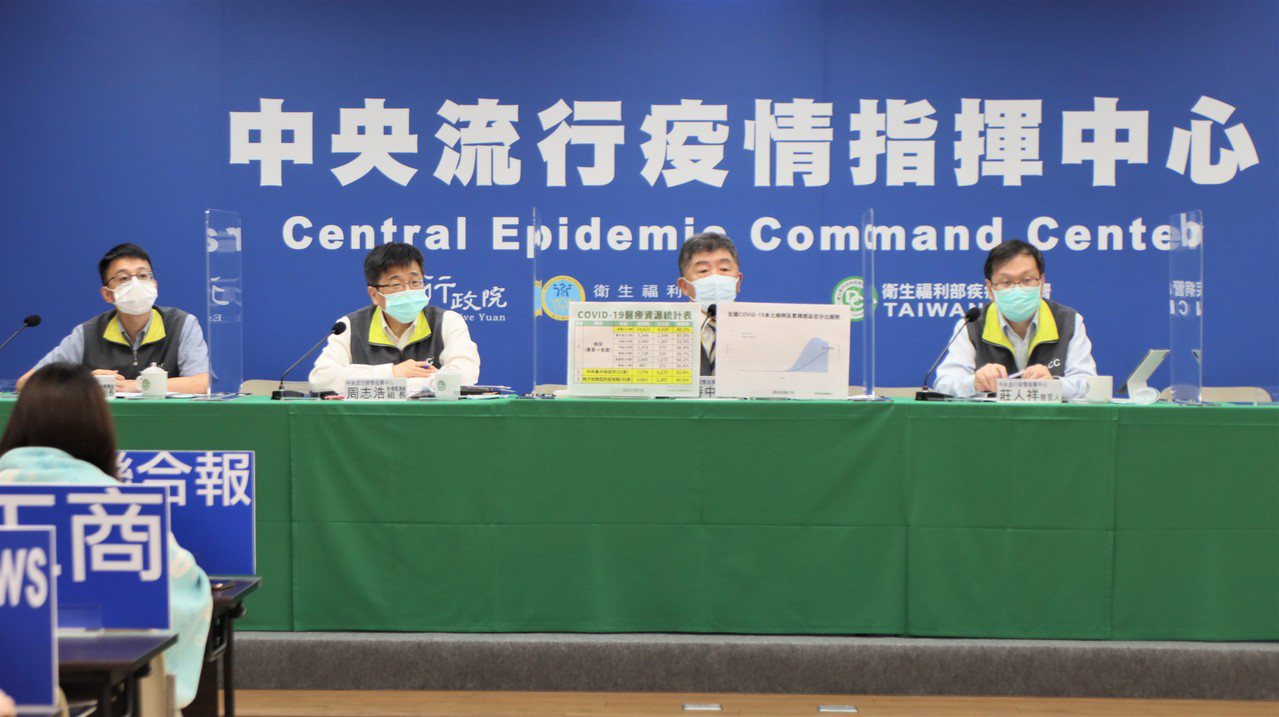 醫療應變組副組長羅一鈞（左起）、疫情監測組組長周志浩、指揮官陳時中、發言人莊人祥。圖／指揮中心提供
