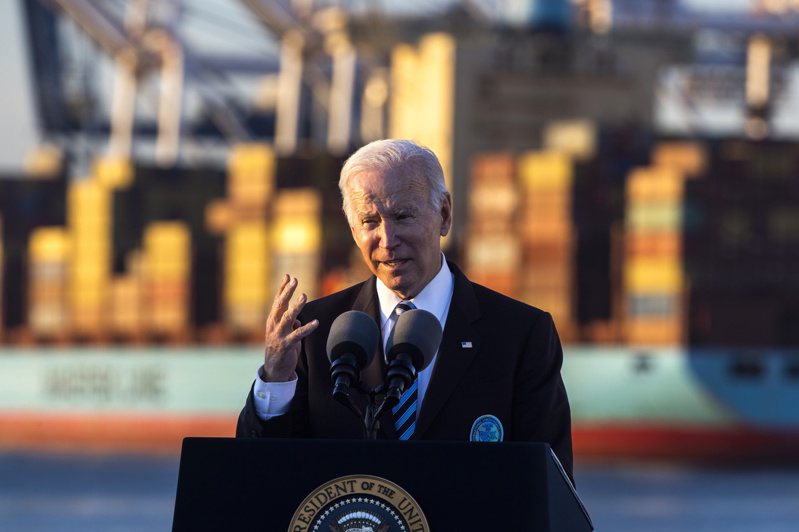美国总统拜登10日造访洛杉矶港，谈论美国通膨和削减运输成本。欧新社(photo:UDN)