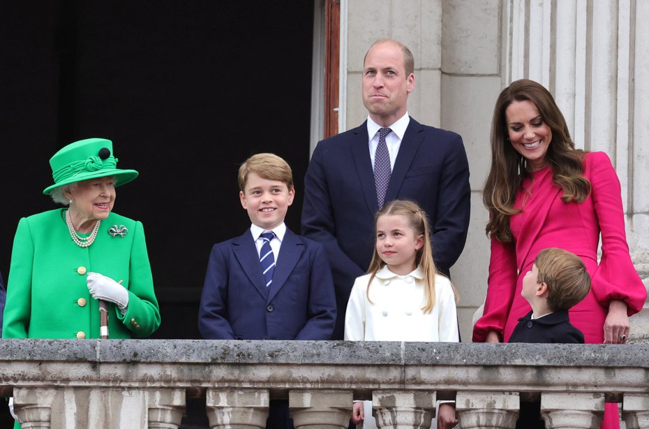 伊莉莎白二世女王和孫子威廉夫婦、曾孫子女們一起接受民眾的歡呼。（路透資料照片）