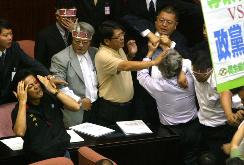 2005年10月11日，立法院處理NCC法案時爆發嚴重流血衝突，藍綠立委推擠、互毆，國民黨立委張碩文（左一）左眼流血。圖／聯合報系資料照片