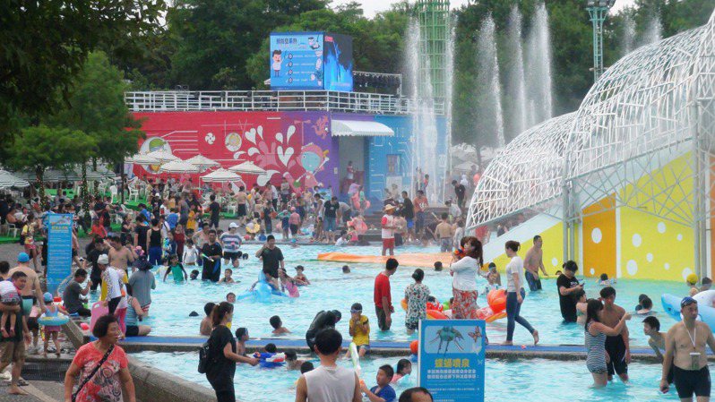 宜蘭國際童玩藝術節今年復辦，縣府衛生局長徐迺維表示，將依照中央準則落實防疫，如戲水區總量管制，讓遊客能保持1公尺社交距離。本報系資料照。