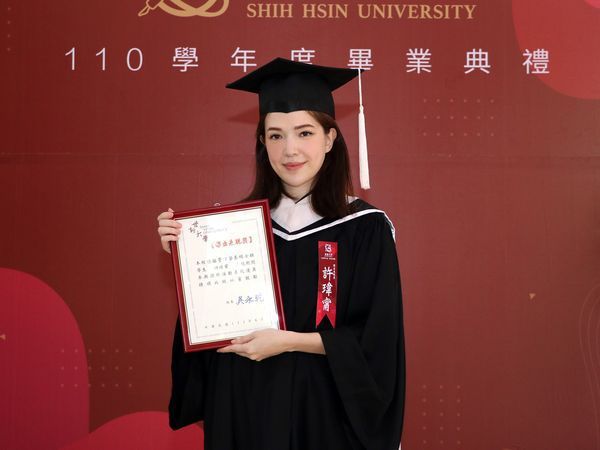 許瑋甯今天世新碩專班畢業，成全場最美碩士生。圖／世新大學提供