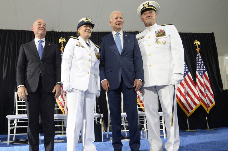 琳達費根（左二）成為美國海防隊指揮官，美國總統拜登（右二）在交接典禮上致詞說：「到底為什麼要花這麼久時間才輪到妳？」歐新社