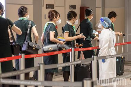 中央流行疫情指揮中心昨天宣布，自今6月15日零時起的航班表定抵台時間，於調控入境一定人數總量為前提下，同步放寬邊境檢疫措施。記者季相儒／攝影