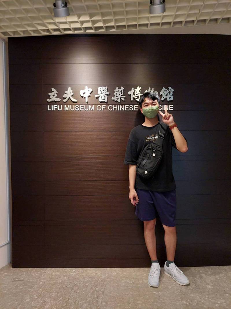 重考生白昀必去年和牙醫系擦身而過，今年如願錄取中國醫大醫學系。圖／白昀必提供