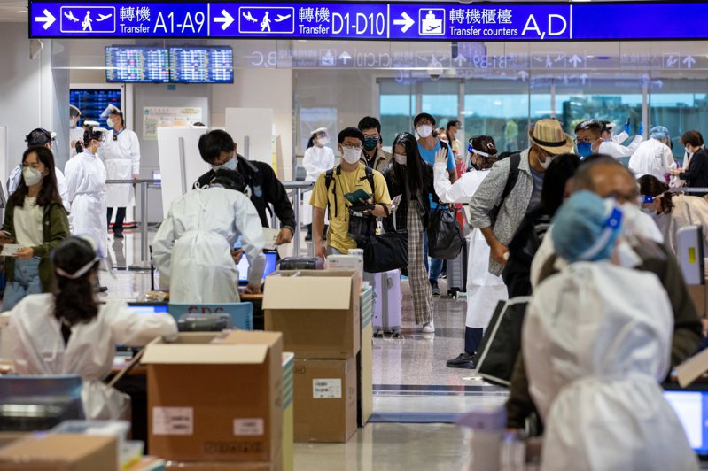 美國已不再要求旅客入境需出示篩檢陰性證明，台灣卻才正要縮短入境檢疫天數為3+4。圖／聯合報系資料照片