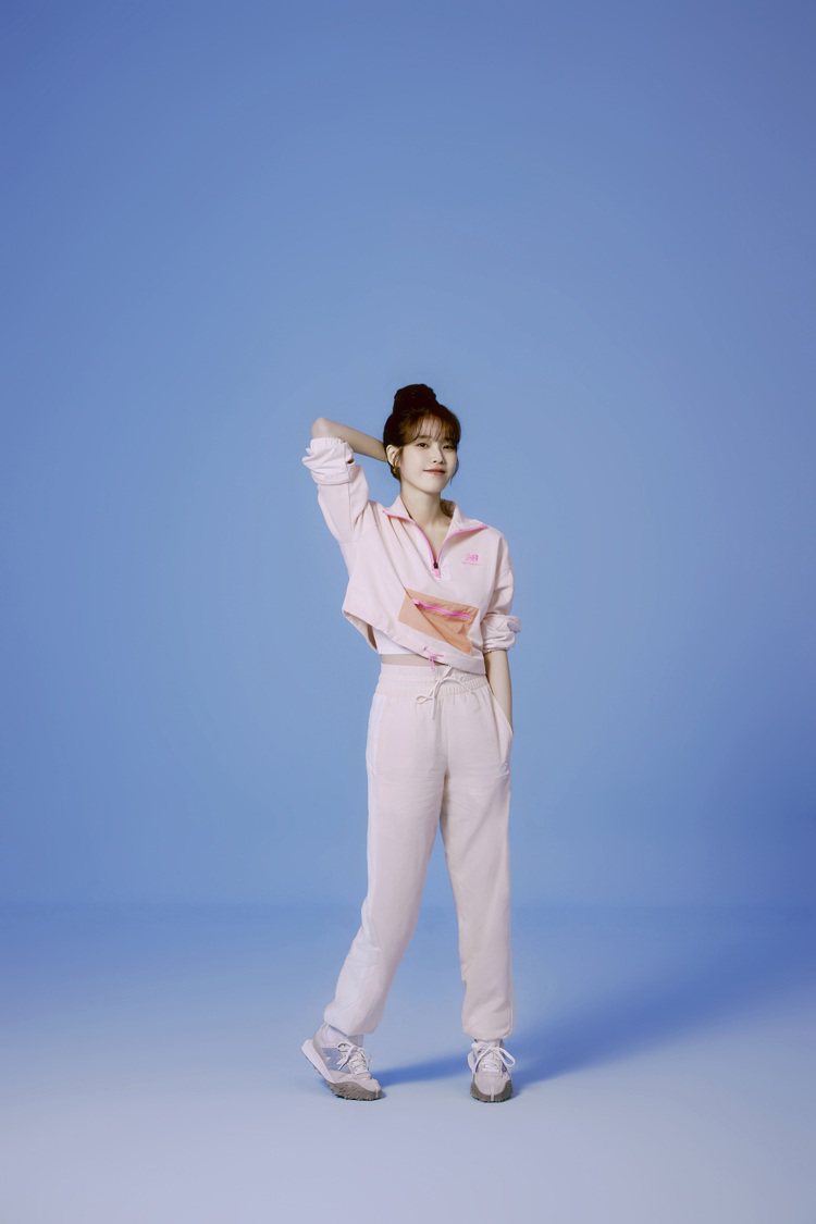 New Balance曝光IU所拍攝的「WE GOT NOW」形象廣告，身穿粉色...