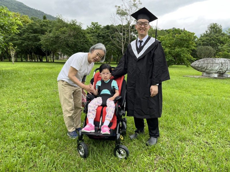 慈濟大學畢業生吳明勇（右）為了照顧肌肉萎縮症女兒，考上物理治療學系，將繼續深造，幫助更多人。圖／慈濟大學提供