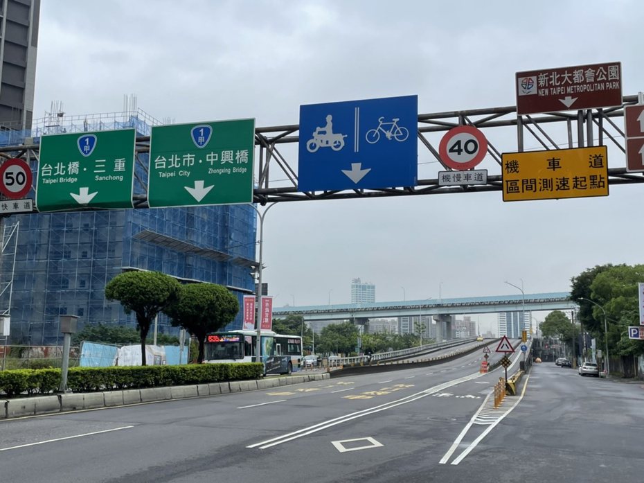 新北市府在重新橋機車道設置區間測速，引起民怨。記者張睿廷／攝影