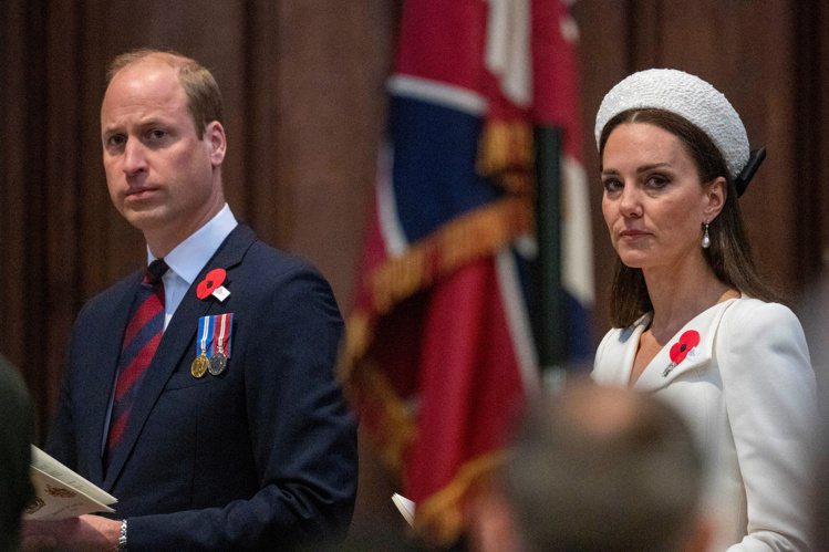 威廉（左）與凱特在英國早就有「未來國王、王后」的待遇，被捧上天。（路透資料照片）