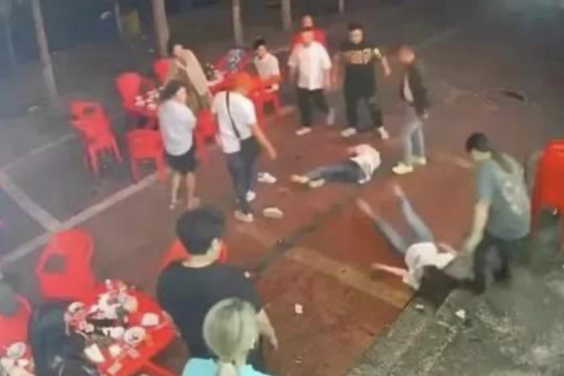 日前在唐山一間燒烤店，兩位女子遭騷擾後，被嫌犯從店內拖到大街上暴力毆打。圖／摘自微博