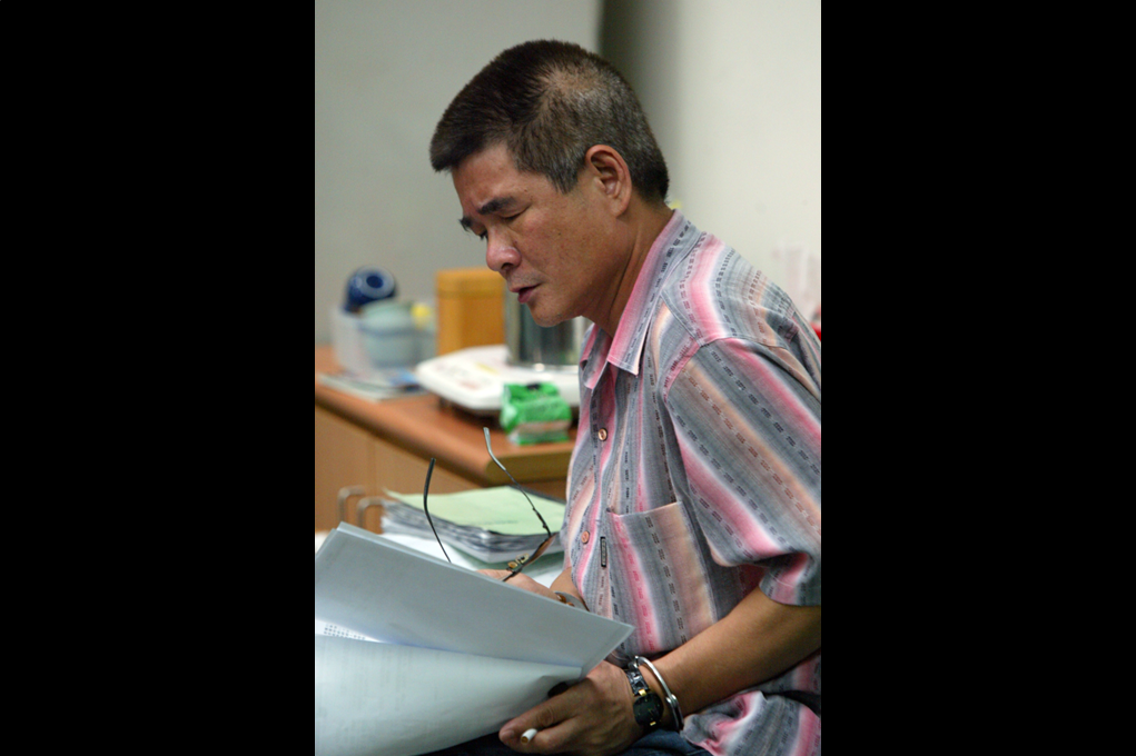 1990年間，王信福在嘉義捲入殺人刑案，2006年在持他人護照入境時被查獲，當時刑事局偵六隊於深夜偵訊。 圖／聯合報系資料照片